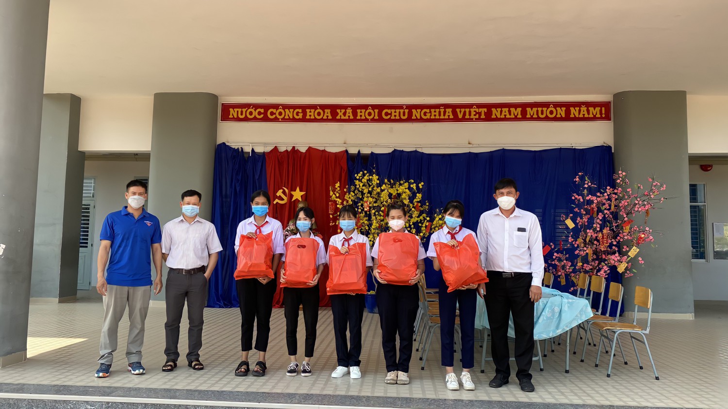 Ban giám hiệu nhà trường cùng Giáo viên và học sinh nhà trường cùng tham dự